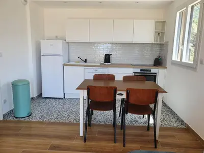 Cuisine ou kitchenette dans l'établissement T2 Neuf climatisé dans villa à Corbara