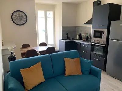 Cuisine ou kitchenette dans l'établissement Appartement rénové vue mer - citadelle de Bastia