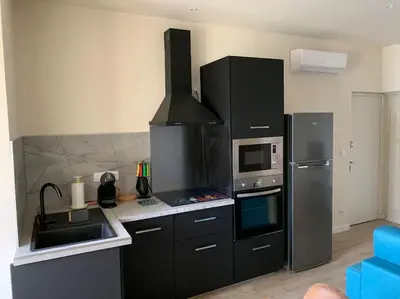Cuisine ou kitchenette dans l'établissement Appartement rénové vue mer - citadelle de Bastia