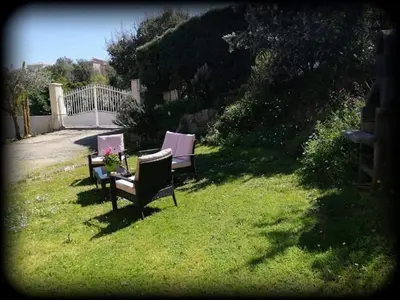 Jardin de l'établissement bas de villa de 90m² entre mer (2km) et montagne