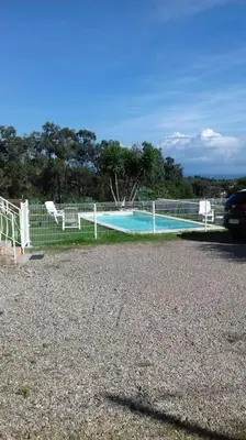 Piscine de l'établissement bas de villa de 90m² entre mer (2km) et montagne ou située à proximité