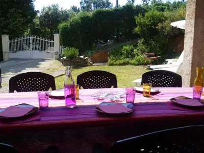 Jardin de l'établissement bas de villa de 90m² entre mer (2km) et montagne