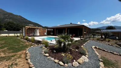 Vue générale sur la montagne ou vue sur la montagne depuis la villa