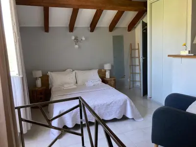 Un ou plusieurs lits dans un hébergement de l'établissement Maison Kyprea: charmant appartement /duplex , spacieux, tout confort avec terrasse extérieure privée, parking privatif , vue pittoresque sur la citadelle de Corté et les montagnes.