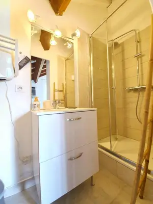 Salle de bains dans l'établissement Maison Kyprea: charmant appartement /duplex , spacieux, tout confort avec terrasse extérieure privée, parking privatif , vue pittoresque sur la citadelle de Corté et les montagnes.