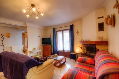 Télévision ou salle de divertissement dans l'établissement Amon nos Ôtes