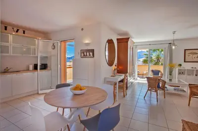 Cuisine ou kitchenette dans l'établissement casa notte appart spacieux calme Plage et centre de calvi 15 min à pied