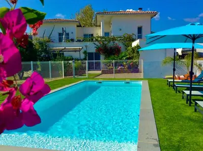 Piscine de l'établissement Les bougainvilliers ou située à proximité