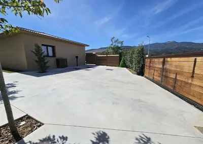 Vue générale sur la montagne ou vue sur la montagne depuis la villa