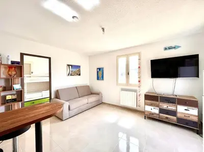Télévision ou salle de divertissement dans l'établissement Appartement 2 chambres à Lama avec Piscine